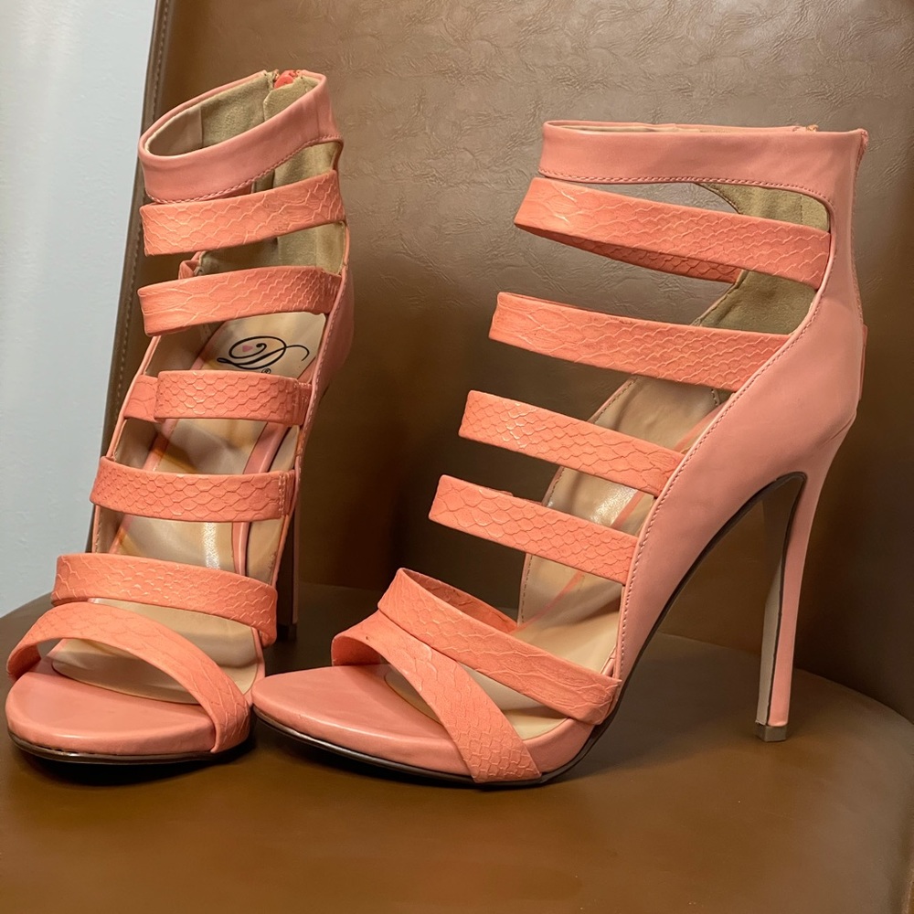 Strappy Peach 🍑 colored heels